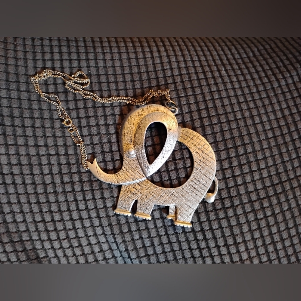 Silverton Big Elephant Pendant On A Chain Necklace